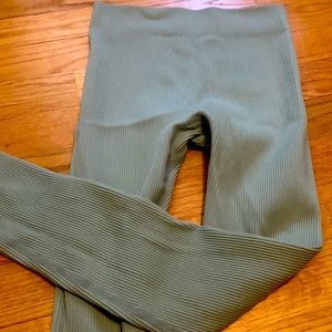 Light green textured leggins. Medium. Perfect condition.